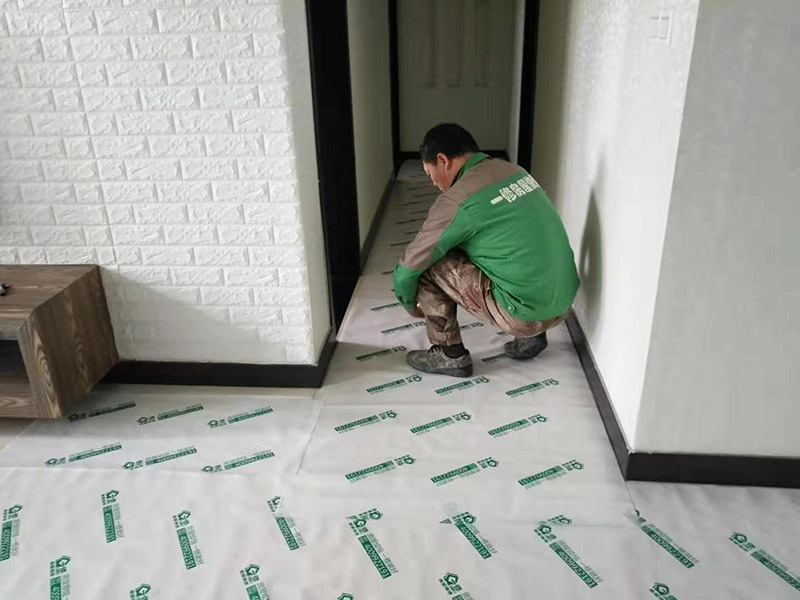 全屋地板家具保護：俗話說的好，做任何事情都要防患于未然，提早一步考慮周全，將問題的發(fā)生扼殺在搖籃里，這才是徹底解決麻煩的關鍵。 1、使用耐磨地板。耐磨地板是在地板生產(chǎn)過程中利用U型槽熱壓鋼模板以此壓制而成，它利用光學原理設計了一條實木視覺線，營造出一種原木視覺效果，增強地板的耐磨性。 2、使用組合家具。在目前的家裝設計中，除了一些家電產(chǎn)品，需要單獨選購的已經(jīng)越來越少，可以購買組合家具，在裝修完成后直接在房間里拼接組合，這樣既不會產(chǎn)生地板摩擦問題，也更加省事。