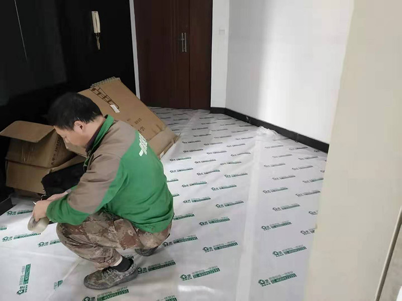全屋地板家具保護：俗話說的好，做任何事情都要防患于未然，提早一步考慮周全，將問題的發(fā)生扼殺在搖籃里，這才是徹底解決麻煩的關鍵。 1、使用耐磨地板。耐磨地板是在地板生產(chǎn)過程中利用U型槽熱壓鋼模板以此壓制而成，它利用光學原理設計了一條實木視覺線，營造出一種原木視覺效果，增強地板的耐磨性。 2、使用組合家具。在目前的家裝設計中，除了一些家電產(chǎn)品，需要單獨選購的已經(jīng)越來越少，可以購買組合家具，在裝修完成后直接在房間里拼接組合，這樣既不會產(chǎn)生地板摩擦問題，也更加省事。