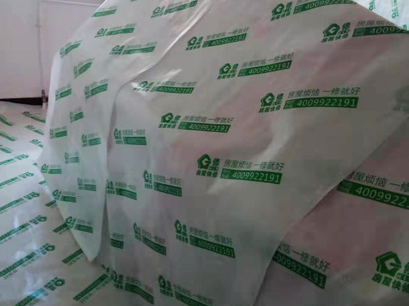 墻面修補保護:遇到墻面長了霉斑的情況，可以用超市買的洗衣服用的漂白水，濕布占著擦即可。不僅能有效清除表面霉斑，還有消毒的作用，但只適用于白墻，有顏色或者有藝術(shù)效果的漆面應(yīng)避免使用。 除了漂白水以外，還可以使用專業(yè)的墻體霉菌清除劑，一般在超市能夠買到。將清潔劑搖勻后用普通氣壓噴壺按照說明書的要求兌水，對著發(fā)霉的墻面噴涂，大概30分鐘后，霉菌會自然分解。 對于墻面開裂，我們可以用鏟刀把裂縫兩邊約10厘米左右的漆膜鏟掉，使其露出底材，查明開裂的原因。如果是基材有裂縫，則可以用嵌縫石膏補住裂縫，等到石膏變硬之后，再補刮膩子，重新涂刷乳膠漆。