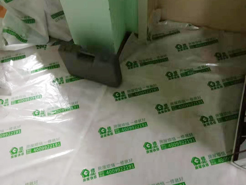 現(xiàn)場家具保護(hù):利用塑料薄膜將業(yè)主家的衣柜、榻榻米等家具，都做好了保護(hù)工作，避免膩?zhàn)佑推岬炔牧吓郊揖呱?，?duì)后期的衛(wèi)生清理帶來麻煩；主要是為了方便施工的，避免在批膩?zhàn)訒r(shí)，把膩?zhàn)优郊揖呱希蛘呤窃趪娙槟z漆時(shí)，濺到家具上，這樣一來，后面在清理時(shí)就麻煩多了；