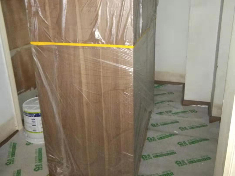 全屋家具成品保護(hù)：滿(mǎn)鋪成品瓦楞紙板，再用干凈彩條布滿(mǎn)鋪在普通石膏板上，在彩條布交接處及轉(zhuǎn)角處用膠帶固定，也可選用木芯板或三夾板。材料選用視上人、車(chē)情況而定。 所有成品飾面板在安裝好后必須用PE保護(hù)膜覆蓋包起來(lái)，所有成品飾面板的陽(yáng)角位必須用硬質(zhì)紙護(hù)角或泡沫棉進(jìn)行保護(hù)性包裝，防止交被其他施工人員碰撞。 1、入戶(hù)門(mén)扇用公司統(tǒng)一的門(mén)貼進(jìn)行全面包裹保護(hù)，用透明膠帶將保護(hù)膜粘貼牢固平整。 2、用標(biāo)準(zhǔn)保護(hù)膜將門(mén)框三面保護(hù)完整并固定牢固。 3、工程完工后拆除保護(hù)膜時(shí)如果有粘貼時(shí)的膠痕，應(yīng)用酒精或?qū)Ｓ玫那逦蹌┣宄z痕。