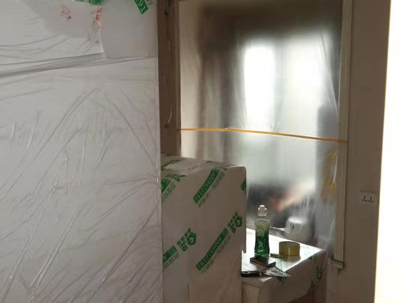 全屋家具成品保護(hù)：滿(mǎn)鋪成品瓦楞紙板，再用干凈彩條布滿(mǎn)鋪在普通石膏板上，在彩條布交接處及轉(zhuǎn)角處用膠帶固定，也可選用木芯板或三夾板。材料選用視上人、車(chē)情況而定。 所有成品飾面板在安裝好后必須用PE保護(hù)膜覆蓋包起來(lái)，所有成品飾面板的陽(yáng)角位必須用硬質(zhì)紙護(hù)角或泡沫棉進(jìn)行保護(hù)性包裝，防止交被其他施工人員碰撞。 1、入戶(hù)門(mén)扇用公司統(tǒng)一的門(mén)貼進(jìn)行全面包裹保護(hù)，用透明膠帶將保護(hù)膜粘貼牢固平整。 2、用標(biāo)準(zhǔn)保護(hù)膜將門(mén)框三面保護(hù)完整并固定牢固。 3、工程完工后拆除保護(hù)膜時(shí)如果有粘貼時(shí)的膠痕，應(yīng)用酒精或?qū)Ｓ玫那逦蹌┣宄z痕。