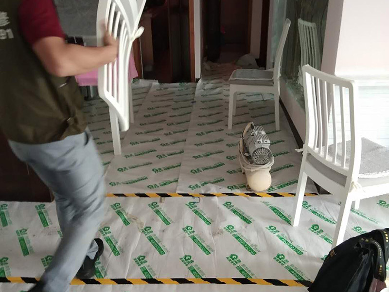 家具翻新地板保護：家具是比較容易折舊的，特別是一些上了油漆的家具，在用了很長的時間以后就會出現(xiàn)退色或者是漆面掉皮的現(xiàn)象，家具的體積一般都比較大，而且家具的價格也很高，導(dǎo)致了舊家具的更換有很多的困難。 1.混油飾面工藝做法：先用粗砂紙打磨掉舊油漆，然后披刮原子灰，干透后用細砂紙打磨平整，刷底漆一遍，打磨，再刷面漆若干遍，再打磨，最后噴面漆一遍。 2.清油飾面工藝做法：先用粗砂紙打磨掉舊油漆，然后披刮原子灰，干透后用細砂紙打磨平整，色漆做搓色處理，打磨，刷底漆一遍，打磨，再刷面漆若干!