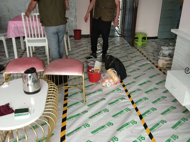 家具翻新地板保護：家具是比較容易折舊的，特別是一些上了油漆的家具，在用了很長的時間以后就會出現(xiàn)退色或者是漆面掉皮的現(xiàn)象，家具的體積一般都比較大，而且家具的價格也很高，導(dǎo)致了舊家具的更換有很多的困難。 1.混油飾面工藝做法：先用粗砂紙打磨掉舊油漆，然后披刮原子灰，干透后用細砂紙打磨平整，刷底漆一遍，打磨，再刷面漆若干遍，再打磨，最后噴面漆一遍。 2.清油飾面工藝做法：先用粗砂紙打磨掉舊油漆，然后披刮原子灰，干透后用細砂紙打磨平整，色漆做搓色處理，打磨，刷底漆一遍，打磨，再刷面漆若干!