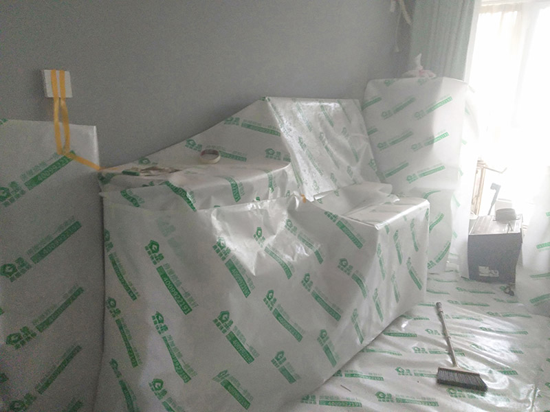 墻面翻新前保護措施：地面瓷磚鋪貼后，用壁紙刀將所有地磚縫隙清理干凈，并保證縫隙深度達(dá)到20mm以上。鋪貼完一個自然間后將瓷磚表面清理干凈，用復(fù)合保護膜進行保護。保護膜鋪貼平整、干凈整潔，用透明膠帶固定保護膜的邊緣和膜與膜之間接縫的部位。入戶門扇用公司統(tǒng)一的門貼進行全面包裹保護，用透明膠帶將保護膜粘貼牢固平整。用標(biāo)準(zhǔn)保護膜將門框三面保護完整并固定牢固。工程完工后拆除保護膜時如果有粘貼時的膠痕，應(yīng)用酒精或?qū)Ｓ玫那逦蹌┣宄z痕。