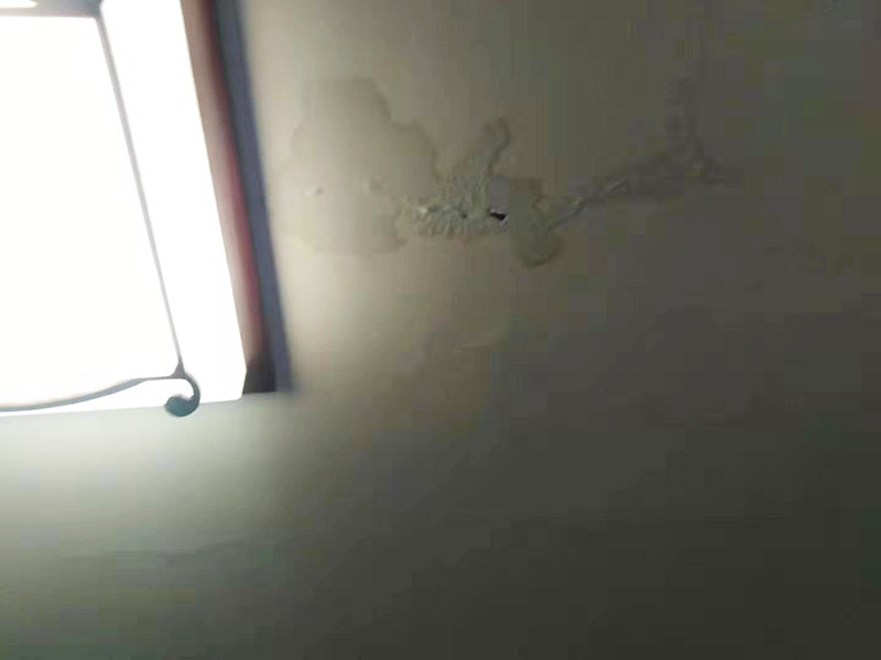 天花板墻面維修：清潔墻壁，首先就是要清潔墻壁了，一般天花板的墻壁上都會有細(xì)小的白色粉末，這時可以用尼龍刷或者是鐵刷將其刷除，再觀察一段時間后確定不再會出現(xiàn)白色的粉末后，并且等到水密墻面干燥磨平以后就可以上一道墻面底漆了，預(yù)防日后鹽分的侵蝕形成了壁癌。 對于墻表面的問題，建議用小刀或者是鐵制品將漆膜剝離，然后再用砂紙將墻表層擦平，這些工序做完以后，拆除漿糊粘貼的壁紙，再修整墻面，以批土刀將批土填平凹洞的裂縫，等到完全的干燥以后，再用砂紙去磨平。 在施工的時候，建議從上往下刷，用相關(guān)的工具將涂料攪拌勻稱以后，將產(chǎn)品從天花板上開始往下刷，這樣能有效的避免由天花滴落的油漆弄花了自己經(jīng)完成的墻面。