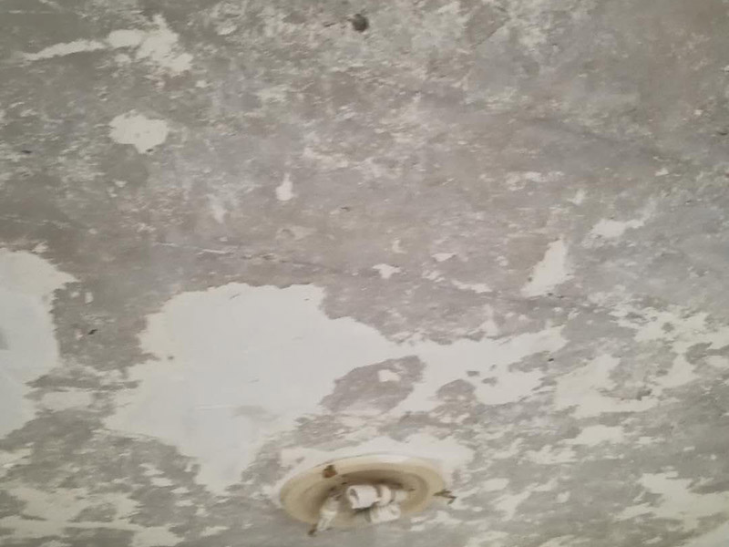 天花板鏟除翻新:1.舊墻的基本處理、舊墻的基本處理主要指清除墻面的原有裝修和裝飾。一般包括墻面原有的乳膠漆和膩?zhàn)訉拥溺P除、木裝修、其它表面裝飾物(如壁紙)的拆除等。如果只裝修了一兩年的墻面，墻體的耐水膩?zhàn)涌梢圆槐赝耆P除，用鋼刷和砂紙打磨墻面后即可重新涂刷乳膠漆。裝修時(shí)間較長的則需要將膩?zhàn)訉油耆P除，重新刷上膩?zhàn)釉龠M(jìn)行其他工序。 2.清理墻面、舊墻面在翻新前一定要做墻面基底處理，粉化嚴(yán)重的要全部鏟除，鏟除后抹上一層白水泥。原來墻面過于光滑、刷過油漆的鏟除后還要做打磨處理，把粘結(jié)不牢的表皮去掉，便于新涂料和墻體粘結(jié)。 3.涂刷底漆、墻面底漆的作用是抗堿防潮、封固基材、保護(hù)面漆，提高面漆的質(zhì)感和遮蓋力。對(duì)于老房翻新，墻面一定要做底漆，如果沒有刷底漆就直接上面漆的話，時(shí)間一長墻面容易起泡、發(fā)霉，太陽照曬時(shí)間長了也容易變色。 4.大面積修補(bǔ)、已經(jīng)上好面漆的墻面要修補(bǔ)會(huì)比較麻煩，容易產(chǎn)生色差，材料的使用時(shí)間不同，質(zhì)量也難以保證，很難達(dá)到理想效果。所以墻面的修補(bǔ)最好是整塊墻面，或是盡可能地選擇較大面積進(jìn)行修補(bǔ)，這樣可以盡量避免產(chǎn)生色差，修補(bǔ)后的質(zhì)量也更好。 5.防色差、墻面色差是修補(bǔ)墻面時(shí)需要盡量避免的。為此，應(yīng)該注意按照油漆桶的說明配比、涂刷，最好估算好用量。一次準(zhǔn)備足夠的量，這樣能保證墻面顏色一致，也能避免用量不足重新調(diào)配出來的顏色有差異。