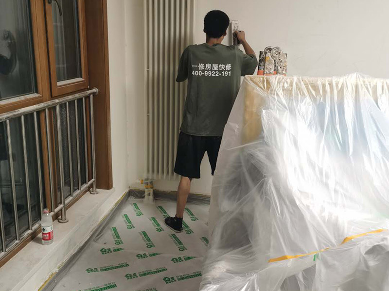 墻面翻新全屋保護(hù)：家具搬放到房屋中央，對(duì)集中放置的家具進(jìn)行整體保護(hù)，防止因墻面翻新而造成不必要的損壞；地板需要用專業(yè)的保護(hù)膜進(jìn)行保護(hù)；對(duì)于不能移動(dòng)的家具和家電，如空調(diào)等進(jìn)行成品保護(hù)；使用專業(yè)的打磨機(jī)對(duì)墻面進(jìn)行打磨處理，與一般打磨機(jī)不同的是，墻面打磨是無(wú)塵打磨，在打磨的過(guò)程中不會(huì)出現(xiàn)灰塵漫天的情況。尤其需要注意有插座、開(kāi)關(guān)面板的位置，防止灰塵進(jìn)入。