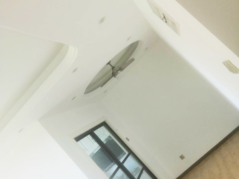 全屋墻面翻新打掃：【基層處理】做基層處理時，一定要涂刷界面劑，其次掛網(wǎng)施工是不可避免的，這樣才能有效使墻面膩子不會開裂，導(dǎo)致墻漆起皮掉粉。 【膩子打磨】每批刮一遍膩子后，一定要做驚喜打磨，且必須用到強光一邊照射一邊進行打磨，保證膩子的細膩性，使膩子平整度更好，這個過程很考驗施工師傅的水平。 【漆膜保護】施工結(jié)束后切記不要去觸碰漆膜，這樣很容易導(dǎo)致漆膜破裂，保持正常通風(fēng)，不能加速干燥。 所有施工完成后就可以進行遮蔽保護材料的撤除了，撤除期間一定要注意搬移物品時不要觸碰到墻面，因為施工結(jié)束后7天為漆膜的保養(yǎng)期，這期間一定不能觸碰漆面，保持正常通風(fēng)，不建議開啟空調(diào)加速干燥，如果有玷污,可用濕毛巾輕輕擦洗！
