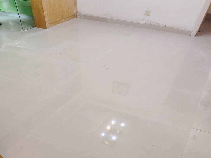 地面貼瓷磚方案：干鋪法是將沙子和水泥按照3：1的比例混合后兌少量的水，使水泥和沙子混合到可以用手攥成團(tuán)的黏稠度。將混合好的沙子水泥鋪在地面上，用一個(gè)平板把表面摸平。在瓷磚背面抹上黏稠度非常高的水泥，把瓷磚放到地面上，用橡皮錘敲實(shí)就完成了,主要用于地面瓷磚的鋪裝。 濕鋪法，是將沙子和水泥按照2：1的比例混合后兌水和好，水的量要多一些，使沙子和水泥的黏稠度高一些。然后涂抹到用水浸泡好的瓷磚背面貼到墻面上。濕鋪發(fā)主要應(yīng)用與墻面。