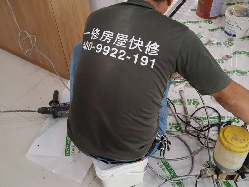 墻內(nèi)防水施工：先用鏟刀和笤帚及工具將基層表面的突起物、砂漿和疙瘩等鏟除并將塵土雜物清掃干凈，對(duì)陰陽(yáng)角、管根、地漏等部位應(yīng)認(rèn)真清理，以保證后期良好的防水效果。防水層涂刷三遍，涂刷均勻，無(wú)透底露底。 第一遍：用堵漏材料對(duì)墻體陰角處，下水管道周圍進(jìn)行填壓式填充。 第二遍：橫向涂刷防水一遍，無(wú)露底，無(wú)起泡，符合涂刷尺寸要求，水電開槽槽體全部涂刷防水材料。 第三遍：干燥后垂直方向再涂刷一遍。 防水施工完成后24小時(shí)進(jìn)行閉水試驗(yàn)，地面放水高度以沒過墻根、管道跟部、地面凸起物涂刷的防水為依據(jù)。