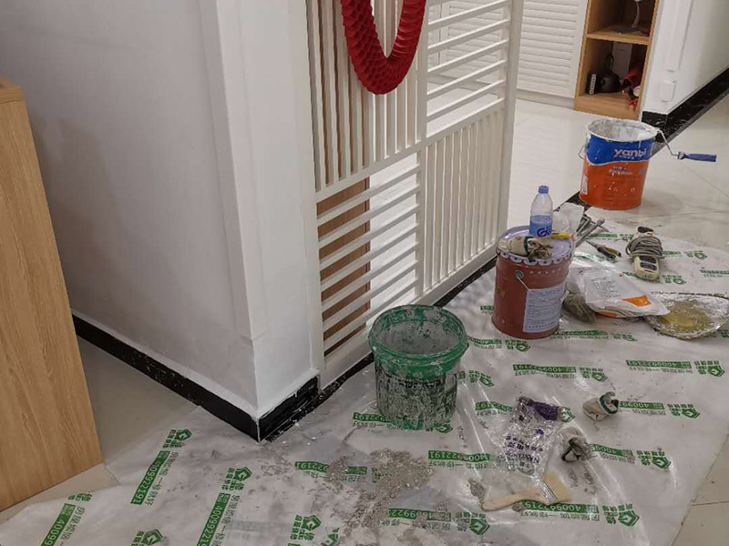 墻內(nèi)防水施工：先用鏟刀和笤帚及工具將基層表面的突起物、砂漿和疙瘩等鏟除并將塵土雜物清掃干凈，對(duì)陰陽(yáng)角、管根、地漏等部位應(yīng)認(rèn)真清理，以保證后期良好的防水效果。防水層涂刷三遍，涂刷均勻，無(wú)透底露底。 第一遍：用堵漏材料對(duì)墻體陰角處，下水管道周圍進(jìn)行填壓式填充。 第二遍：橫向涂刷防水一遍，無(wú)露底，無(wú)起泡，符合涂刷尺寸要求，水電開槽槽體全部涂刷防水材料。 第三遍：干燥后垂直方向再涂刷一遍。 防水施工完成后24小時(shí)進(jìn)行閉水試驗(yàn)，地面放水高度以沒過墻根、管道跟部、地面凸起物涂刷的防水為依據(jù)。
