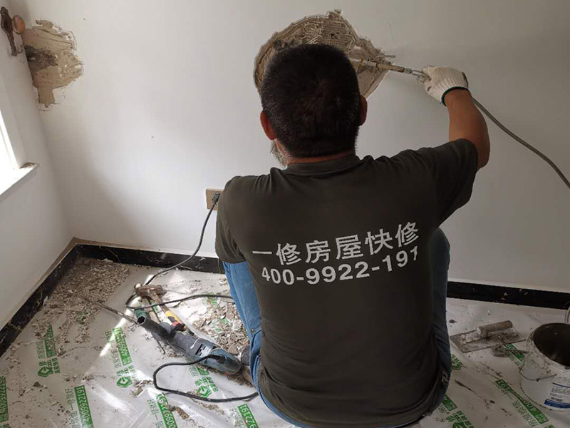 墻內(nèi)管道打壓維修:首先根據(jù)施工圖看水管走向，如果漏水的位置后面埋有水管，可以先把家里面的水閘關(guān)掉，放干龍頭里面的水，如果一段時候后發(fā)現(xiàn)墻面水跡不見了，證明是水管出現(xiàn)問題。 如果是請的專業(yè)的維修師傅，可以讓師傅用打壓機(jī)直接打壓檢測，若確定是墻內(nèi)水管漏水，就可以直接鑿開墻壁找水管漏點(diǎn)。 可以先截?cái)嗨?，然后將暗水管漏水點(diǎn)的墻面開鑿，找到漏水的部分，先用小鋼鋸把漏水的地方鋸掉，注意鋸口要平。用砂紙把新露出的端口輕輕打磨，然后用接口套住，將備換的新管對準(zhǔn)接口口子，注意要對直。然后用熱熔器對新管道進(jìn)行熱熔連接。 或者是將鋸掉的管道清理干凈，用專用膠水涂在端口上，稍微晾一會兒;趁此時在“竹節(jié)”接頭內(nèi)涂上膠水。把端口和“竹節(jié)”連接，然后反復(fù)轉(zhuǎn)動，直到牢固。同樣的方法去連接另一端。最后在接縫處再涂適量的膠水，確保不滲漏。