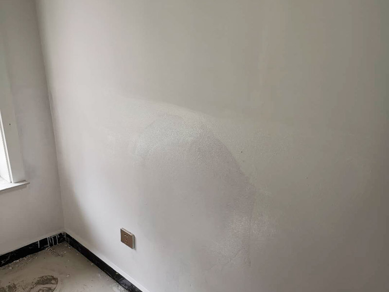 墻內(nèi)管道打壓維修:首先根據(jù)施工圖看水管走向，如果漏水的位置后面埋有水管，可以先把家里面的水閘關(guān)掉，放干龍頭里面的水，如果一段時候后發(fā)現(xiàn)墻面水跡不見了，證明是水管出現(xiàn)問題。 如果是請的專業(yè)的維修師傅，可以讓師傅用打壓機(jī)直接打壓檢測，若確定是墻內(nèi)水管漏水，就可以直接鑿開墻壁找水管漏點(diǎn)。 可以先截?cái)嗨?，然后將暗水管漏水點(diǎn)的墻面開鑿，找到漏水的部分，先用小鋼鋸把漏水的地方鋸掉，注意鋸口要平。用砂紙把新露出的端口輕輕打磨，然后用接口套住，將備換的新管對準(zhǔn)接口口子，注意要對直。然后用熱熔器對新管道進(jìn)行熱熔連接。 或者是將鋸掉的管道清理干凈，用專用膠水涂在端口上，稍微晾一會兒;趁此時在“竹節(jié)”接頭內(nèi)涂上膠水。把端口和“竹節(jié)”連接，然后反復(fù)轉(zhuǎn)動，直到牢固。同樣的方法去連接另一端。最后在接縫處再涂適量的膠水，確保不滲漏。