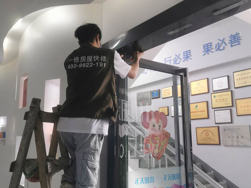 商鋪玻璃門(mén)維修：輪滑乃玻璃門(mén)的重要零部件，需進(jìn)行定期檢查，若發(fā)生故障，不僅使用不便，還會(huì)發(fā)出噪音。那此時(shí)需檢查好輪滑的損壞情況，看其程度嚴(yán)不嚴(yán)重，若不可使用，則可把有問(wèn)題的部位給更換掉，或直接換掉整個(gè)輪子，使玻璃門(mén)恢復(fù)到正常工作狀態(tài)。 玻璃門(mén)使用久了，其門(mén)扇或多或少也會(huì)出現(xiàn)一些小小的問(wèn)題，有時(shí)候可能會(huì)感覺(jué)到很鈍感，通常是彈簧發(fā)生了問(wèn)題，那么只需更換一個(gè)承重性較好的彈簧即可。有的時(shí)候還會(huì)發(fā)出異響，玻璃門(mén)的靈活性下降，那及時(shí)找出有故障的部分，將其更換掉，以確保正常的使用性。 在排查以后要是發(fā)現(xiàn)玻璃門(mén)沒(méi)有部位出現(xiàn)問(wèn)題，就單單有卡頓情況，那要考慮一下是不是有東西掉到門(mén)道里面了。可以把玻璃門(mén)里的異物給統(tǒng)統(tǒng)清理出來(lái)，在修理的時(shí)候，檢查好玻璃門(mén)的部件，看其損壞的部位，需不需要更換上新配件。