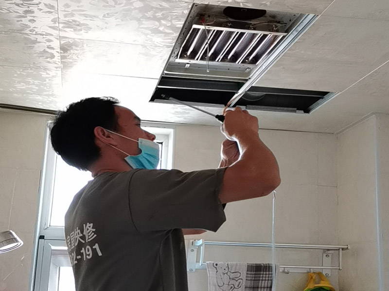 廁所吊頂浴霸安裝：安裝邊角線，安裝吊頂一定是要在貼好瓷磚之后，同時(shí)還要保持水平的情況下，這樣才能將集成吊頂?shù)呐涮走吔蔷€安裝在上面，這樣做目的就是安裝出來(lái)效果可以做到無(wú)明顯縫隙。在選擇下吊桿以及架置輕鋼龍骨，吊桿、龍骨間的距離它的在小一定在做到一致才行。頂部走線，這個(gè)步驟一定要先確定哪個(gè)地方要安裝燈具，同時(shí)還要了解清楚哪個(gè)地方需要安裝廚衛(wèi)電器，這樣才能很好將線路布置好?？勖姘澹鄬?duì)來(lái)說(shuō)這個(gè)安裝環(huán)節(jié)它也是直接影響到整體的安裝效果，所以在安裝的時(shí)候一定要做到平整，更要做到縫直才行。