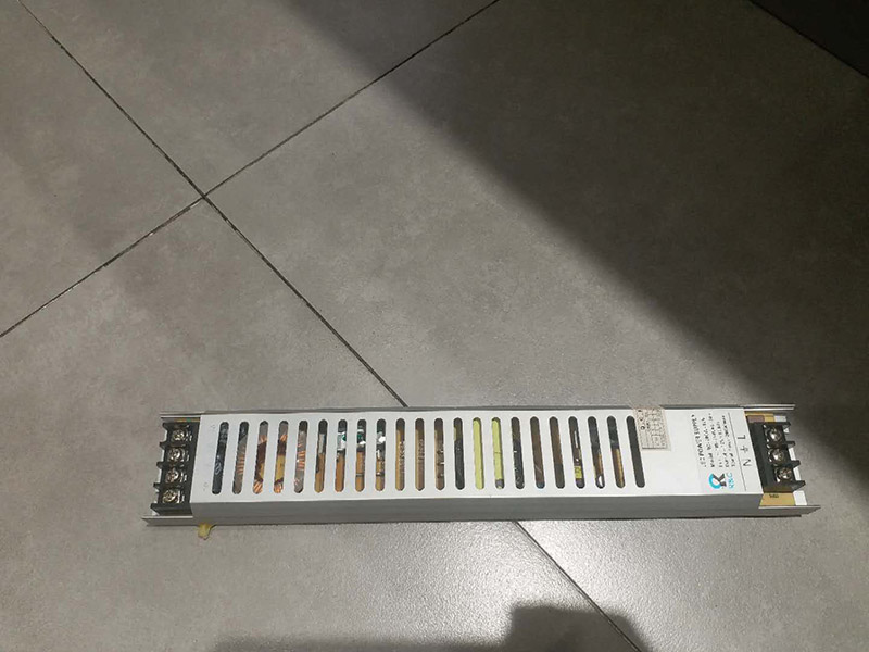 商場(chǎng)燈箱維修:為了工作人員的安全，最好先斷開電源，拔下插頭，不要將漏電保護(hù)器，當(dāng)作電源開關(guān)使用，這樣很危險(xiǎn)，一點(diǎn)不科學(xué)合理。進(jìn)行電器原件檢查，先逐個(gè)排除原因，檢查要求細(xì)致，若電源線進(jìn)入孔，鎮(zhèn)流器輸入，輸出接線柱，燈座上的電線等等。燈箱片尺寸一定要與導(dǎo)光板尺寸相符，不要過(guò)大或過(guò)小，若不合適，會(huì)影響展示效果和燈箱內(nèi)部的熱量散出，也會(huì)適當(dāng)?shù)臏p少使用壽命。查看燈箱上部電源線時(shí)，要確認(rèn)電源是否經(jīng)出入槽內(nèi)，如沒有，必須及時(shí)連接好。
