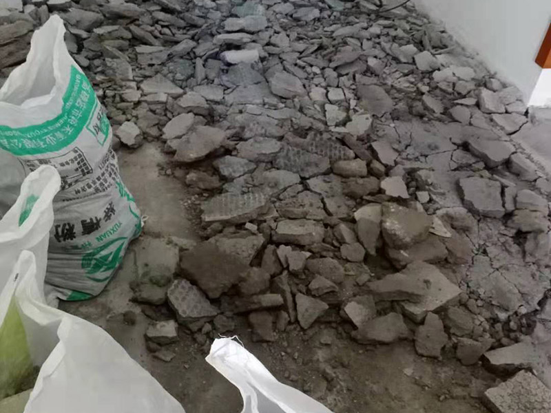 客廳地磚拆除施工：為了更好的拆除地磚，我們可以優(yōu)先從大門口那塊開始，因?yàn)榭梢愿斓恼业浇涌p，比較容易撬開。找到接縫，用扁口鑿?fù)锴恕Ｈ绾嗡嗌皾{還不是特別牢固的話，用錘子將扁口鑿輕敲進(jìn)縫隙內(nèi)，就可以瞬間將整塊地磚撬起拆除。