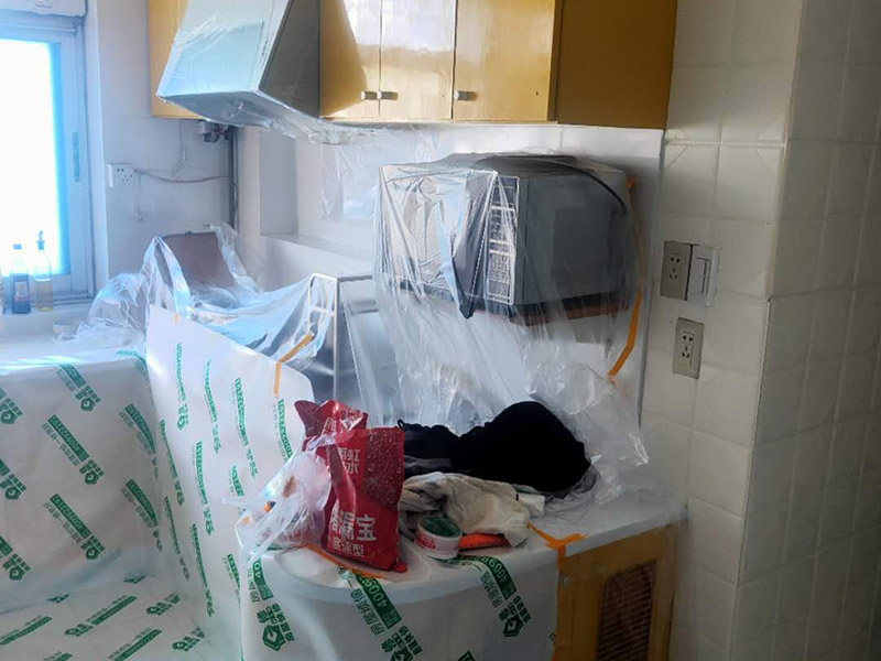 家具地板保護(hù)措施：1、在家具進(jìn)場時(shí)先在地板上鋪一層毛毯或是硬紙殼，可以有效減少家具和地板的摩擦，從而達(dá)到保護(hù)地板的目的。 2、工人在搬家具的時(shí)候，需要先在家具的棱角部分包上一層保護(hù)膜，這樣不但可以避免擦傷地板，同時(shí)也可以防止在搬弄家具的時(shí)候產(chǎn)生一些磕磕碰碰的現(xiàn)象，傷害到家具。