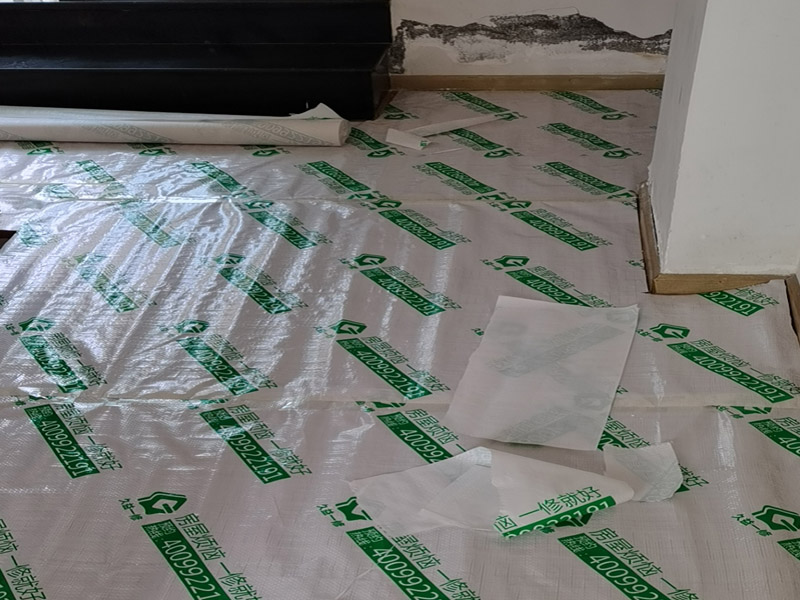 墻面翻新成品保護：家具搬放到房屋中央，對集中放置的家具進行整體保護，防止因墻面翻新而造成不必要的損壞；地板需要用專業(yè)的保護膜進行保護；對于不能移動的家具和家電，如空調等進行成品保護；尤其需要注意有插座、開關面板的位置，防止灰塵進入。 處理墻面出現(xiàn)的開裂、起翹等問題，若不做任何處理直接開始涂刷，使用專業(yè)的打磨機對墻面進行打磨處理，與一般打磨機不同的是，墻面打磨是無塵打磨，在打磨的過程中不會出現(xiàn)灰塵漫天的情況。