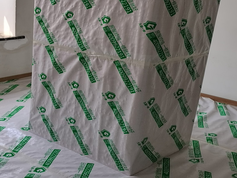 墻面翻新成品保護：家具搬放到房屋中央，對集中放置的家具進行整體保護，防止因墻面翻新而造成不必要的損壞；地板需要用專業(yè)的保護膜進行保護；對于不能移動的家具和家電，如空調等進行成品保護；尤其需要注意有插座、開關面板的位置，防止灰塵進入。 處理墻面出現(xiàn)的開裂、起翹等問題，若不做任何處理直接開始涂刷，使用專業(yè)的打磨機對墻面進行打磨處理，與一般打磨機不同的是，墻面打磨是無塵打磨，在打磨的過程中不會出現(xiàn)灰塵漫天的情況。