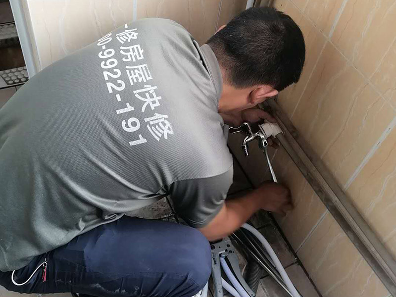 水管改造維修：水路改造時(shí)候，管線和彎頭對接的角度一定要是90度，否則會造成彎頭連接的兩邊管線的壁厚不一樣，壁厚相對較薄的地方就可能因?yàn)槭芰Σ痪鶆?，在自來水的壓力下，出現(xiàn)滲漏的危險(xiǎn)。 在安裝水路管線時(shí)，可能會出現(xiàn)管線不夠長，中間需要裝用直接或管箍等將幾根管線連接起來。對于地下埋的管線來說，盡量不要有接點(diǎn)，多一個(gè)接點(diǎn)就多一份滲漏的問題，如果另外一邊的直接沒有漏就盡量不要換，以免更換后，原本沒有滲漏的接頭反而出現(xiàn)了滲透危險(xiǎn)。