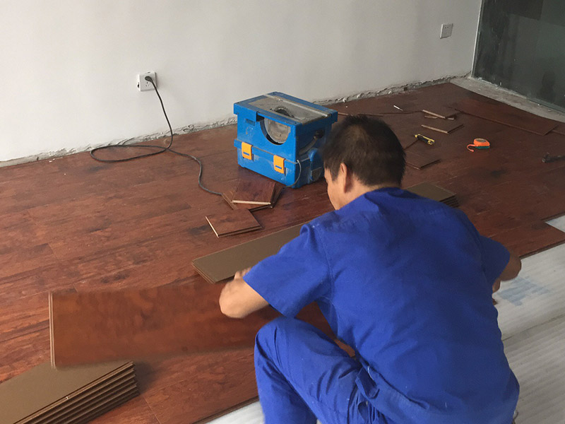 木地板安裝方案:首先對于實木地板的安裝肯定要做好事前的檢查，檢查地面是否平整，地面的表面的各種高低值要不相差3mm，其地面還要干燥，整潔，要不留一點雜質(zhì),地板安裝的施工方法是采用平鋪式的施工方法，將地板距離墻邊、立柱等一些固定的物體之間的距離要留出大約9mm的長度，鋪裝的時候，還要確保每塊地板需要錯開30cm進行鋪裝，這樣看其來就非常美觀。鋪裝時，現(xiàn)在地面上鋪一層大約2mm厚度的地墊，其材質(zhì)高密度聚乙烯制成，接口處需要用膠帶將其封住，然后再在地面上鋪上一層厚度為0.5mm以上的薄膜，然后在接縫處重接至50mm以上，最后用膠帶進行密封。