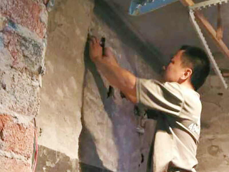 衛(wèi)生間水電改造：既然是改造，肯定是對衛(wèi)生間的格局或是衛(wèi)浴設(shè)施、地磚、墻磚等地方不滿意，但在改造之前你需要將這些不滿意的地方進行拆除，且拆除之后的垃圾也要及時清理，避免阻礙施工進程。將不需要或是不滿意的地方進行拆除后，留下的成品需要進行施工保護，防止磕碰到，還可防止被上面的重物或是棱角碰壞。水電改造可謂是改造衛(wèi)生間的重點，衛(wèi)生間原有的水電路管線往往有許多不合理的布局，所以在改造過程中要對原有的水電路進行徹查，看是否存在銹蝕、老化等情況，若有，則需要更換新的電路、水路，如果線路良好，且沒有多大的問題，則只需要添加刪減線路就可以了。同時在改造的時候最好能做到以后維修和保養(yǎng)都比較方便，然后將其做好隱蔽處理。
