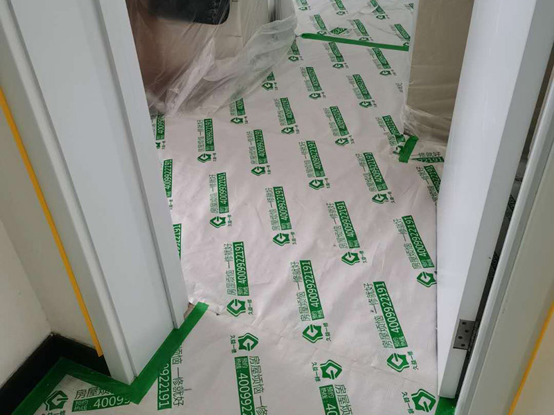全屋家具成品保護(hù):滿鋪成品瓦楞紙板，再用干凈彩條布滿鋪在普通石膏板上，在彩條布交接處及轉(zhuǎn)角處用膠帶固定，也可選用木芯板或三夾板。材料選用視上人、車情況而定。 用原門框保護(hù)膜，或者多層板或密度板，報紙，美紋紙保護(hù)。