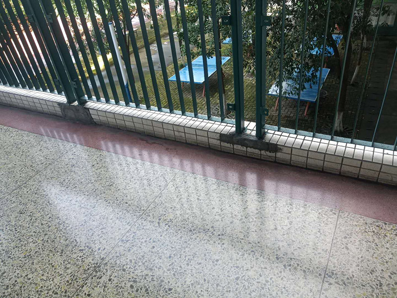 欄桿地磚修補維修：沿瓷磚四周邊緣清除嵌縫白水泥，小心地用小鑿子把破損的瓷磚清理干凈。又不想將四周瓷磚都換下，則可用裁玻璃的刀刻畫瓷磚的中間，將中間那部分瓷磚先鑿下來，然后用較鋒利的鋼鑿慢慢地將四周邊緣的碎瓷塊修理干凈。 2、瓷磚剝落后，底部的水泥砂漿將用鋼鑿子鑿開，而力不能太重，否則其他完好的瓦片就會破碎。除塵后，將水應(yīng)用于濕表面。 3、瓷磚瓷磚應(yīng)先浸濕，在瓷磚背面吹一層107膠泥后，，然后用力按壓，并檢查新貼的瓷磚是否與所有圓形瓷磚齊平。 4、新瓷磚的接縫應(yīng)該用白色的水泥漿糊填充，并在瓷磚表面去除多余的水泥漿。