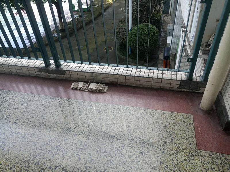 欄桿地磚修補維修：沿瓷磚四周邊緣清除嵌縫白水泥，小心地用小鑿子把破損的瓷磚清理干凈。又不想將四周瓷磚都換下，則可用裁玻璃的刀刻畫瓷磚的中間，將中間那部分瓷磚先鑿下來，然后用較鋒利的鋼鑿慢慢地將四周邊緣的碎瓷塊修理干凈。 2、瓷磚剝落后，底部的水泥砂漿將用鋼鑿子鑿開，而力不能太重，否則其他完好的瓦片就會破碎。除塵后，將水應(yīng)用于濕表面。 3、瓷磚瓷磚應(yīng)先浸濕，在瓷磚背面吹一層107膠泥后，，然后用力按壓，并檢查新貼的瓷磚是否與所有圓形瓷磚齊平。 4、新瓷磚的接縫應(yīng)該用白色的水泥漿糊填充，并在瓷磚表面去除多余的水泥漿。