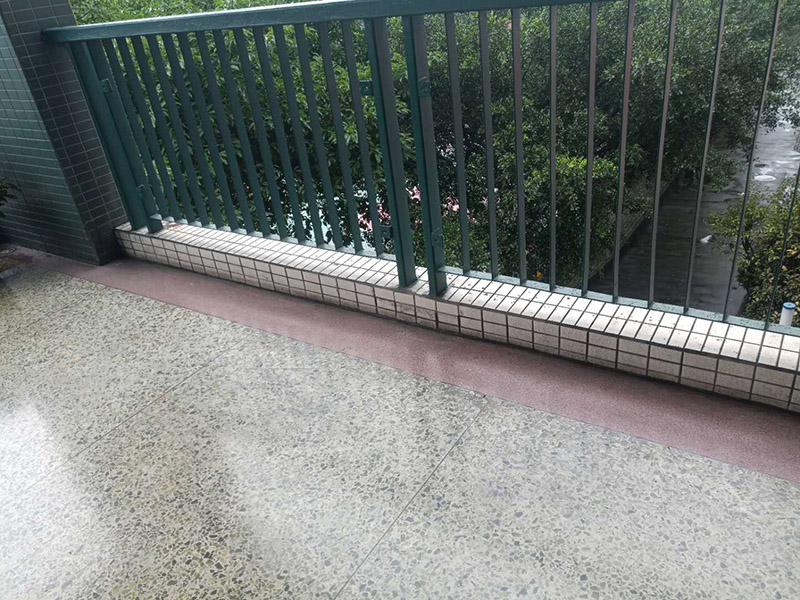 欄桿地磚修補維修：沿瓷磚四周邊緣清除嵌縫白水泥，小心地用小鑿子把破損的瓷磚清理干凈。又不想將四周瓷磚都換下，則可用裁玻璃的刀刻畫瓷磚的中間，將中間那部分瓷磚先鑿下來，然后用較鋒利的鋼鑿慢慢地將四周邊緣的碎瓷塊修理干凈。 2、瓷磚剝落后，底部的水泥砂漿將用鋼鑿子鑿開，而力不能太重，否則其他完好的瓦片就會破碎。除塵后，將水應(yīng)用于濕表面。 3、瓷磚瓷磚應(yīng)先浸濕，在瓷磚背面吹一層107膠泥后，，然后用力按壓，并檢查新貼的瓷磚是否與所有圓形瓷磚齊平。 4、新瓷磚的接縫應(yīng)該用白色的水泥漿糊填充，并在瓷磚表面去除多余的水泥漿。