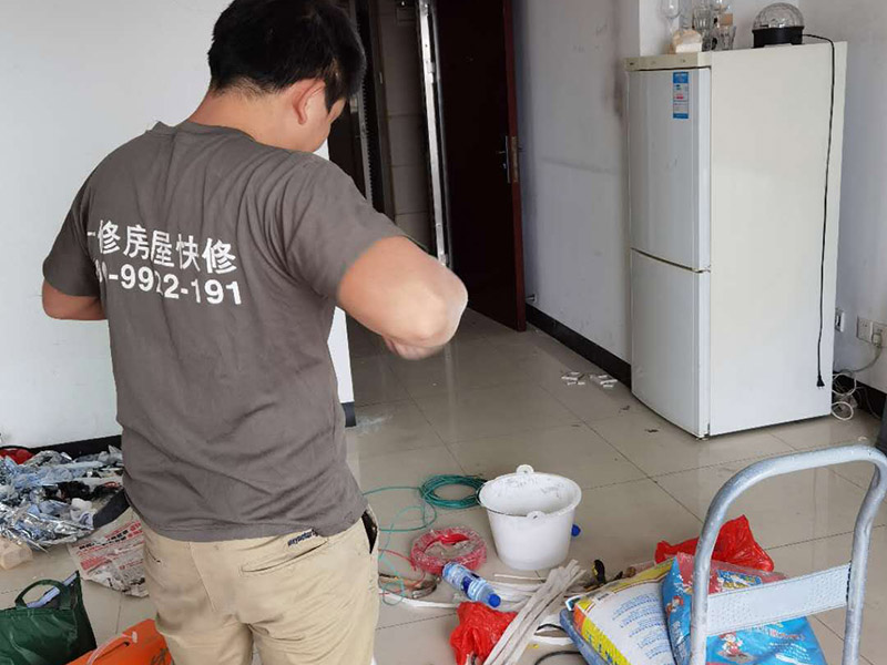 墻面打孔維修:1、 墻體打孔時(shí)要留心來回抽插，不要為了圖速度，留神干粉卡鉆。 2、墻體打孔時(shí)鉆頭一定要穩(wěn)，不要左搖右搖，因?yàn)槟銚u的一起，相當(dāng)于加大鉆頭的摩擦力。 3、不要想一炮終究，下壓時(shí)留心力度，難打時(shí)或下降緩慢時(shí)，一定要拔出鉆頭，調(diào)查是不是有磚頭芯斷在鉆頭內(nèi)。 4、沒有水管或水源時(shí)，最佳不要用把水加在鉆頭里再打這種方法鉆洞，因?yàn)橹恍枭倭康乃脑?，水?huì)把粉末粘住，構(gòu)成稀泥。增加鉆頭的摩擦力，這時(shí)比干打或水打都艱難。 5、需要注意的是，在進(jìn)行打孔施工之前要找專業(yè)的打孔公司或人員，不夠?qū)I(yè)的技術(shù)人不僅可能對(duì)墻體造成損傷，有可能還會(huì)發(fā)生意外事故，對(duì)業(yè)主的利益造成威脅。而在鉆孔工費(fèi)計(jì)算的時(shí)候，也要與施工方溝通好各個(gè)細(xì)節(jié)，加強(qiáng)監(jiān)督以免遭成追悔莫及的情況。