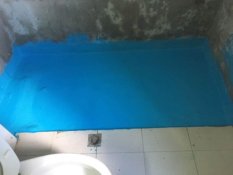 浴缸拆除防水案例：1.衛(wèi)生間地面先做找平。如果要更換衛(wèi)生間的地磚，在將原有地磚鑿去之后，一定要先用水泥砂漿將地面找平，然后再做防水處理。這樣可避免防水涂料因薄厚不均而造成滲漏。 2、接縫處要涂刷到位。衛(wèi)生間墻地面之間的接縫以及上下水管道與地面的接縫處，是最容易出現(xiàn)問(wèn)題的地方。在施工中，一定要督促工人處理好這些邊角地方，將防水涂料涂抹“到位”。 3、墻面處理也很重要。在一般的衛(wèi)生間防水處理中，墻面上也要做大約30厘米高的防水涂料，以防積水滲透墻面。但如果是衛(wèi)生間的墻面是非承重的輕體墻，就要將整個(gè)墻面滿涂防水涂料。 4、防水實(shí)驗(yàn)一定要做。在衛(wèi)生間施工完畢后，將衛(wèi)生間的所有下水堵住，并在門口砌一道25厘米高的“坎”，然后在衛(wèi)生間中灌入20厘米高的水。在24小時(shí)后，再檢查四周墻面和地面有無(wú)滲漏現(xiàn)象。這種24小時(shí)的防水實(shí)驗(yàn)。