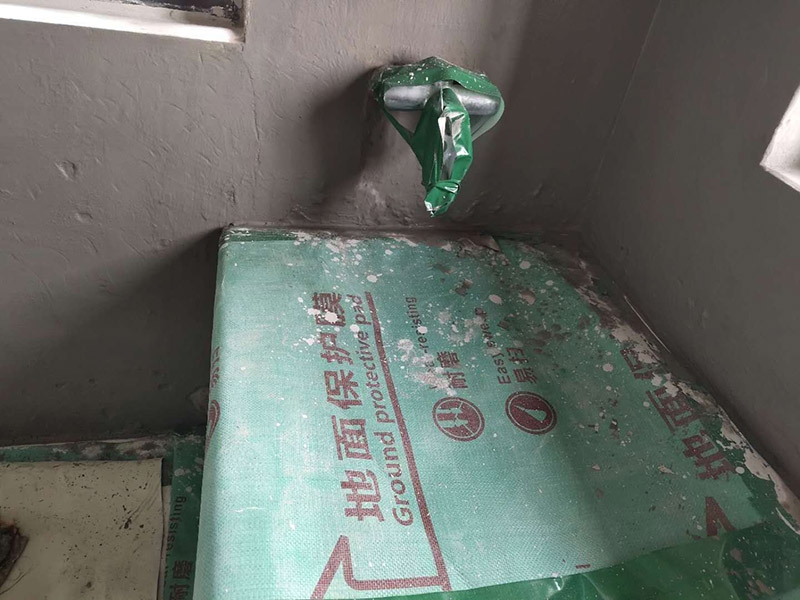 衛(wèi)生間防水處理：首先就要把衛(wèi)生間的地平面整平，地面不平，在涂刷防水涂料的時候就可能會涂不均勻，又或是地面因為不平而容易裂開，這即使是涂了防水涂料上去也會隨著地面裂開。 衛(wèi)生間的墻面上也需要做防水處理，一般都是自地平面向上在墻面上涂刷30cm，這是為了不讓積水滲透到墻面里形成返潮；不過有許多家庭都會使用淋浴房，在這一塊區(qū)就需要把防水涂料涂刷到180cm，這樣噴頭的水就不容易滲入墻內(nèi)；如果是浴缸，那就把高度涂高到浴缸之上30cm。 防水層涂刷好后，需要涼一定的時間。這樣是為了讓防水層與墻面更好地融合在一起，以防止在之后的施工中對防水層造成破壞，這點在之后的鋪地磚過程中猶其是要注意。 在墻與地面相接處，也包括角落部分，還有管與建筑效接處，這幾個地方就要用高彈性的柔性防水涂料，這幾個地方要特別注意，會漏水的地方經(jīng)常是這幾個地方。