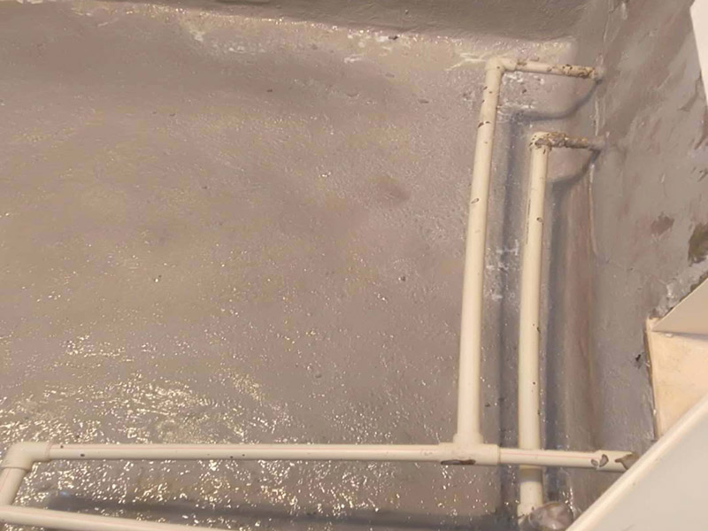 衛(wèi)生間防水案例1、基層處理：基層處理是衛(wèi)生間做防水的基礎(chǔ)工作，要找平地面，確保地面的平整干凈。如果地面有縫隙或者不平整的情況，后期可能會造成漏水等問題。 2、鋪貼涂料：鋪貼涂料時要做到用力均勻，不能漏刷、缺刷，避免脫落、開裂等，過于干燥的季節(jié)也不適宜做防水。涂刷的厚度小于1毫米比較好。 3、鋪保護層：做完防水涂層后一定要涂上表面防護涂料，對內(nèi)部材料起到保護的作用。鋪保護層與鋪防水涂料一樣要做到均勻、無裂痕、不脫落。 4、閉水試驗：閉水實驗是衛(wèi)生間做防水的最后一步，對防水施工進行檢查。在防水層徹底干透后，在衛(wèi)生間蓄水24小時以上，看是否有漏水等現(xiàn)象。