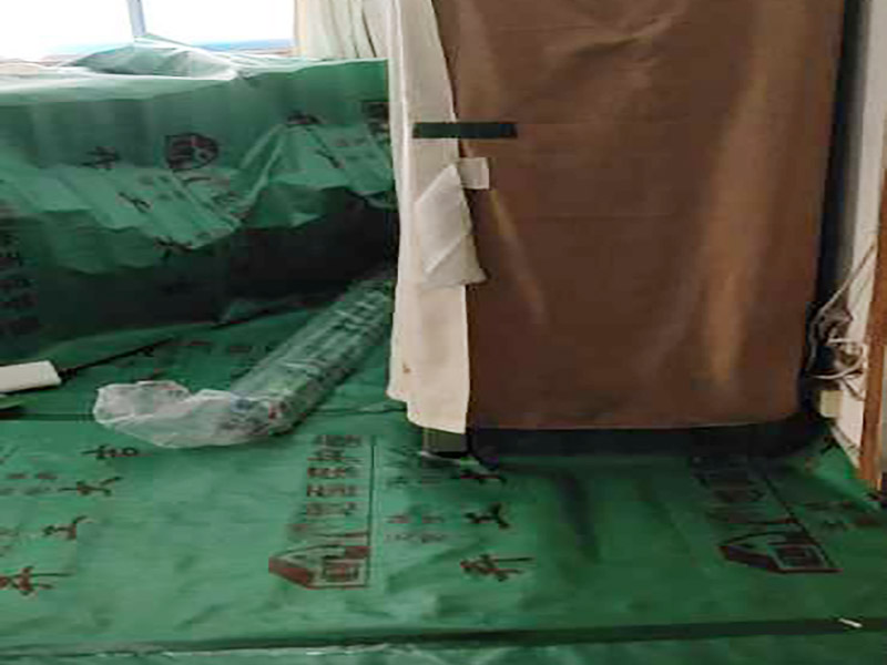 家具保護(hù)施工：遠(yuǎn)離裝修區(qū)域的家居不需要過度防護(hù)，只需使用防塵塑料膜布遮蓋即可。地板保護(hù)，地板保護(hù)需要使用pvc+棉保護(hù)膜 （薄的保護(hù)膜會在裝修過程中踩壞），沿墻邊使用家較寬的地板專用膠帶密封。家居保護(hù)只需要使用普通pvc保護(hù)膜即可，注意下方要留足保護(hù)膜遮蓋下方地板。門窗保護(hù):使用無紡布門窗保護(hù)膜，裁剪適當(dāng)大小貼在窗戶上級窗戶框上即可。門使用pvc保護(hù)膜。小的突起如電源插座，使用保護(hù)膜覆蓋用較窄的地板專用膠帶密封。 注意：所有的密封都不要貼到需要粉刷裝修的墻面上。