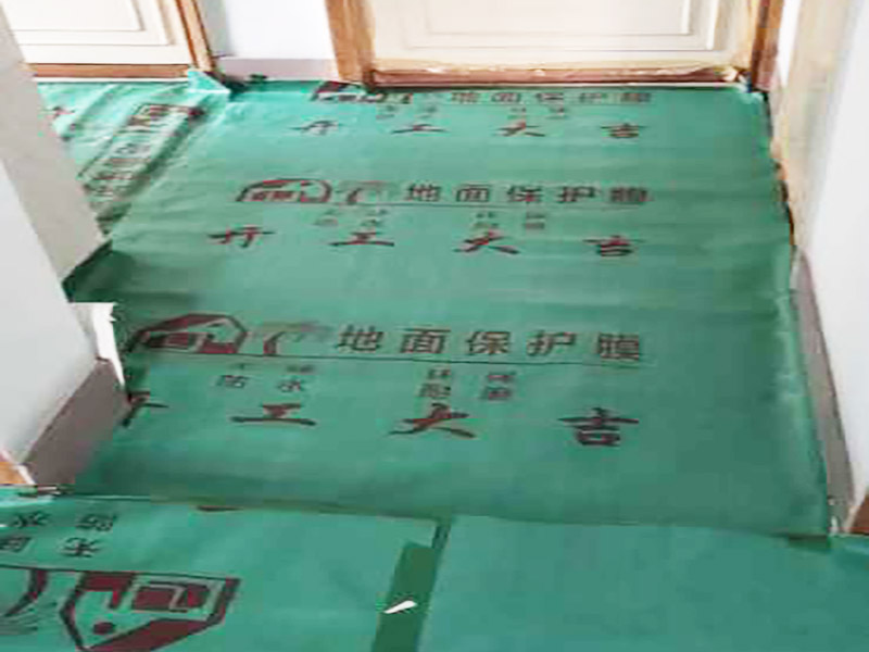 家具保護(hù)施工：遠(yuǎn)離裝修區(qū)域的家居不需要過度防護(hù)，只需使用防塵塑料膜布遮蓋即可。地板保護(hù)，地板保護(hù)需要使用pvc+棉保護(hù)膜 （薄的保護(hù)膜會在裝修過程中踩壞），沿墻邊使用家較寬的地板專用膠帶密封。家居保護(hù)只需要使用普通pvc保護(hù)膜即可，注意下方要留足保護(hù)膜遮蓋下方地板。門窗保護(hù):使用無紡布門窗保護(hù)膜，裁剪適當(dāng)大小貼在窗戶上級窗戶框上即可。門使用pvc保護(hù)膜。小的突起如電源插座，使用保護(hù)膜覆蓋用較窄的地板專用膠帶密封。 注意：所有的密封都不要貼到需要粉刷裝修的墻面上。