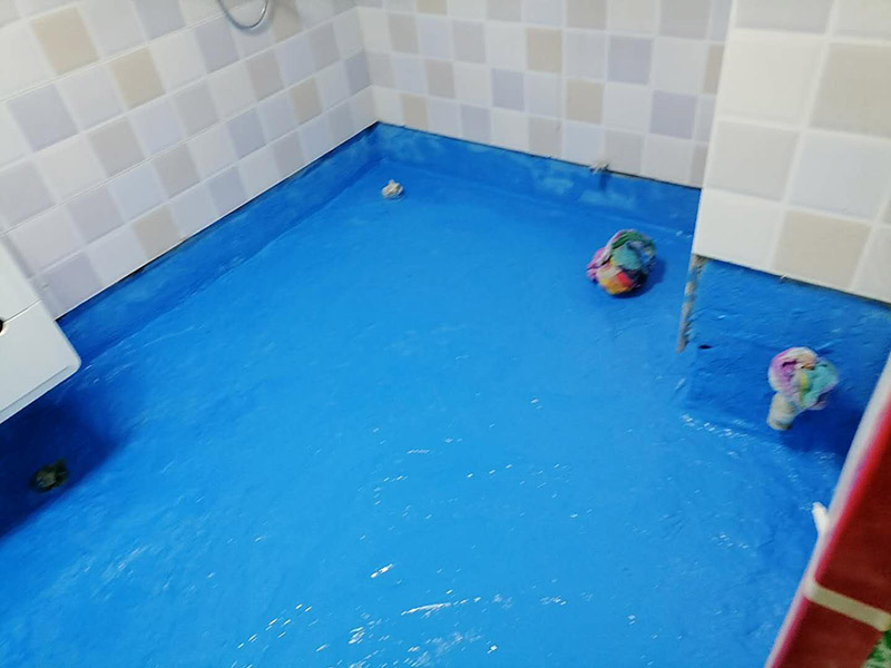 衛(wèi)生間地面防水:刷第一遍防水涂料。施工前確保工地干凈，干燥，防水涂料要涂滿，無(wú)遺漏，與基層結(jié)合牢固，無(wú)裂紋，無(wú)氣泡，無(wú)脫落現(xiàn)象。涂刷高度一致，厚度要達(dá)到規(guī)定要求。刷第二遍防水涂料。待第一遍涂料干透后才能進(jìn)行第二遍，具體時(shí)間視涂料而定。間隔時(shí)間太短，防水的效果會(huì)打折扣。鋪保護(hù)層。需在防水涂料表面鋪上保護(hù)層。保護(hù)層要完全覆蓋防水層，無(wú)遺漏，與基層結(jié)合牢固，無(wú)裂紋，無(wú)氣泡，無(wú)脫落現(xiàn)象。 閉水試驗(yàn)。閉水試驗(yàn)時(shí)，地面最高點(diǎn)的水不能低于2里面，保存至少24小時(shí)，觀察無(wú)滲漏現(xiàn)象后才算合格。如有滲漏，需重做，切莫疏忽大意。