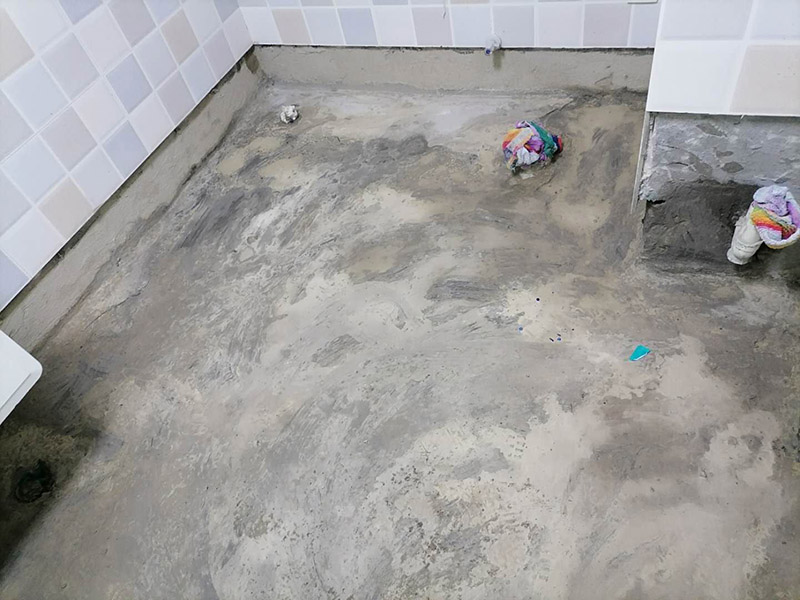 衛(wèi)生間地面防水:刷第一遍防水涂料。施工前確保工地干凈，干燥，防水涂料要涂滿，無(wú)遺漏，與基層結(jié)合牢固，無(wú)裂紋，無(wú)氣泡，無(wú)脫落現(xiàn)象。涂刷高度一致，厚度要達(dá)到規(guī)定要求。刷第二遍防水涂料。待第一遍涂料干透后才能進(jìn)行第二遍，具體時(shí)間視涂料而定。間隔時(shí)間太短，防水的效果會(huì)打折扣。鋪保護(hù)層。需在防水涂料表面鋪上保護(hù)層。保護(hù)層要完全覆蓋防水層，無(wú)遺漏，與基層結(jié)合牢固，無(wú)裂紋，無(wú)氣泡，無(wú)脫落現(xiàn)象。 閉水試驗(yàn)。閉水試驗(yàn)時(shí)，地面最高點(diǎn)的水不能低于2里面，保存至少24小時(shí)，觀察無(wú)滲漏現(xiàn)象后才算合格。如有滲漏，需重做，切莫疏忽大意。