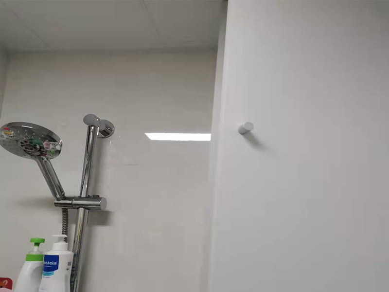 浴室柜打孔安裝：掛墻式浴室柜主柜安裝方法，但是按柜子掛鐵片的孔位、孔距，量出孔在墻面上的位置。用沖擊鉆在墻面上打孔，再用已有的爆炸螺絲把柜子安裝在墻上。還有用水平尺測(cè)量柜子是否安裝水平，再把臺(tái)面盆放在柜子上面。浴室柜一般距離地面的高度是80cm-85cm，根據(jù)使用人的身高和習(xí)慣可以略做調(diào)節(jié)。 落地式浴室柜安裝方法，還有把金屬腳裝在柜體上，然后把柜子放在預(yù)設(shè)位置，調(diào)整金屬腳使柜子平穩(wěn)，再把臺(tái)面盆放上柜子上面。 浴室鏡安裝方法，但是按鏡子后面的掛鏡片的孔位、孔距，量出孔在墻面上的位置。用沖擊鉆在墻面上打孔