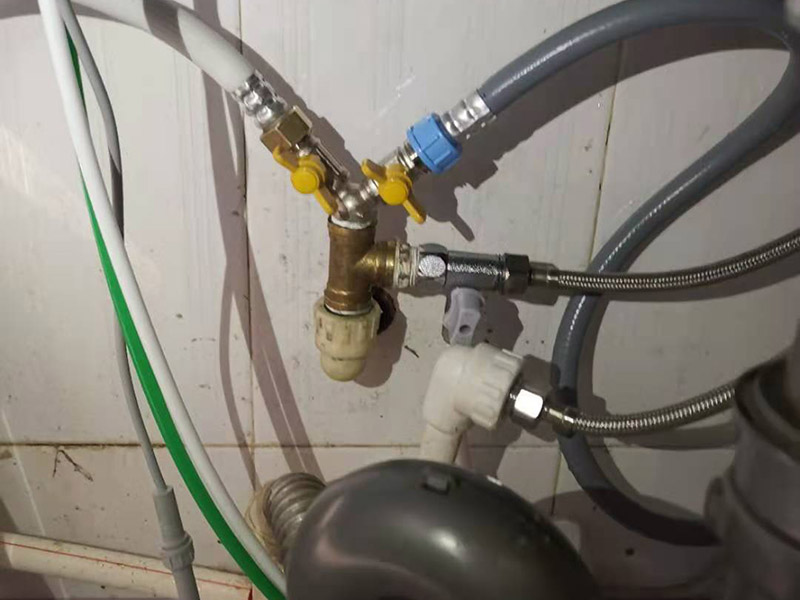 水管角閥漏水更換：首先需要檢查一下內(nèi)絲接頭是否存在開裂的情況，如果有開裂，需要進(jìn)行更換接頭。接頭如果沒有問題的話，直接更換一個(gè)新角閥即可，角閥并不貴，建議要購買銅質(zhì)角閥。 如果是螺紋接頭處漏水，可以在螺紋上加幾圈生料帶，一般就可以解決漏水問題。 如果是開關(guān)把手處漏水，那就是角閥的密封性出了問題，可以試試換個(gè)新角閥，這樣的話就可以正常使用了。