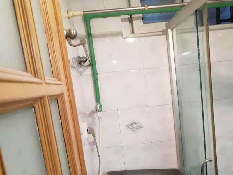 廁所暗管改明管：漏水的地方不一定先流出水，只有當(dāng)水漏到樓下或水漫金山，才會(huì)發(fā)現(xiàn)漏水，但由于是暗管，也無法立刻找到漏水的地方，所以損失會(huì)相當(dāng)大；走頂?shù)脑?，廚房衛(wèi)生間可以用鋁扣板吊頂遮住，在穿墻過玄關(guān)部分我們是沿著邊角走，可以用石膏線包上，不影響美觀。 1．北方四季溫差明顯，尤其是冬天過于寒冷，建議走暗管比較好。 2．南方地區(qū)由于氣候潮濕，暗管反而容易潮濕復(fù)式，可以考慮做明管，但做明管時(shí)一定要把暗管全部放棄不用。 3．做明管要用固定卡座來固定管道，用脹塞式膨脹栓固定卡座。