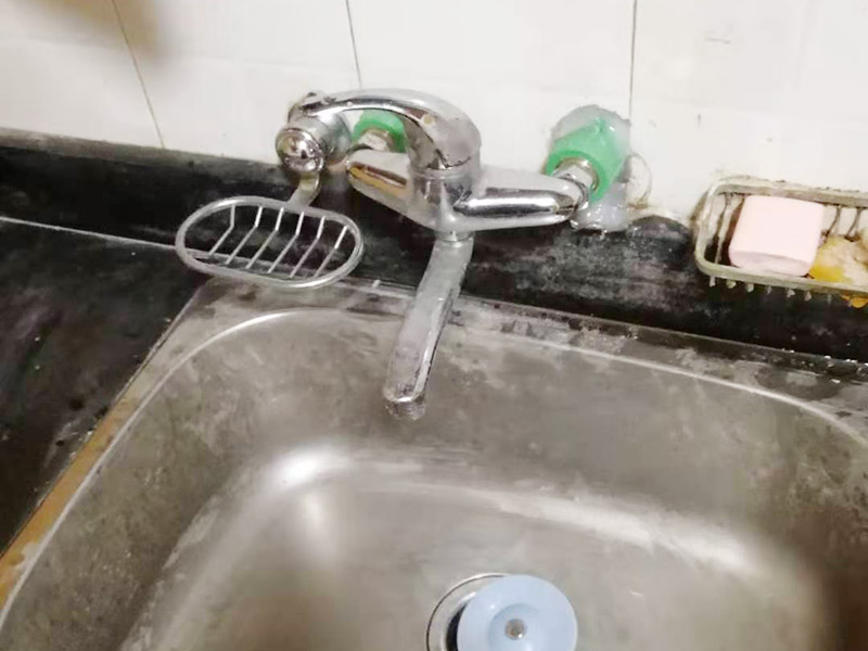 廁所暗管改明管：漏水的地方不一定先流出水，只有當(dāng)水漏到樓下或水漫金山，才會(huì)發(fā)現(xiàn)漏水，但由于是暗管，也無法立刻找到漏水的地方，所以損失會(huì)相當(dāng)大；走頂?shù)脑?，廚房衛(wèi)生間可以用鋁扣板吊頂遮住，在穿墻過玄關(guān)部分我們是沿著邊角走，可以用石膏線包上，不影響美觀。 1．北方四季溫差明顯，尤其是冬天過于寒冷，建議走暗管比較好。 2．南方地區(qū)由于氣候潮濕，暗管反而容易潮濕復(fù)式，可以考慮做明管，但做明管時(shí)一定要把暗管全部放棄不用。 3．做明管要用固定卡座來固定管道，用脹塞式膨脹栓固定卡座。