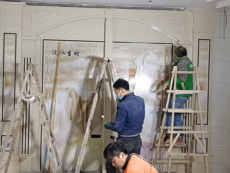 客廳背景墻裝修：電視背景墻一定會是裝修的重中之重,他的裝修類型有許多,例如外型鋁塑板、石膏板外型、外型鋁塑板、木制油漆外型、玻璃、石材外型,還有貼墻紙等各種裝修方式。做裝修計劃時一定要考慮一下客廳他自己寬度,一般情況下放置電視機(jī)比較看起來最佳的間隔是電視機(jī)尺度的3.5倍因此我們不能把電視墻做得太厚,以免導(dǎo)致客廳看起來比較狹小。背景墻面在施工時候，我們要確定好踢腳線高度，地磚厚度這些因素都是我們需要考慮進(jìn)去的使各個外型諧和,如果沒有計劃踢腳線,那么面板、石膏板的裝置應(yīng)當(dāng)在地磚施工完成后,以防受潮。