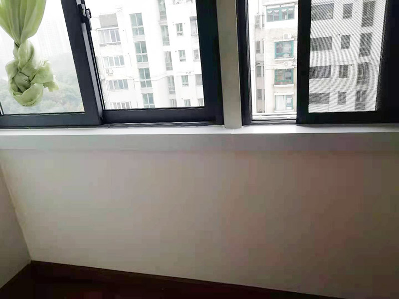 陽(yáng)臺(tái)窗戶打膠翻新：門窗打膠，安裝地板窗框時(shí)，應(yīng)連接水平和垂直拉線。每層的水平相同，上側(cè)和下側(cè)是直的。當(dāng)窗框和墻壁固定時(shí)，首先固定上框架，固定后框架，并用塑料膨脹螺栓固定?？着c開(kāi)口之間的膨脹節(jié)內(nèi)腔填充有閉孔泡沫，發(fā)泡劑等彈性材料，表面用密封膠密封。