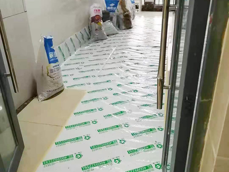 走廊保護裝修施工：各種裝修物料的進(jìn)場以及各種建筑裝修垃圾的清理，都會經(jīng)過入戶門，這些物品在搬運的過程中，難免會和入戶門發(fā)生磕碰，造成入戶門的磕碰劃傷，所以，第一個需要做好成品保護的地方就是入戶門。 做法：在裝修開工前直到家具進(jìn)場期間，都需要對入戶門進(jìn)行保護！可以使用成品保護膜將門包裹。
