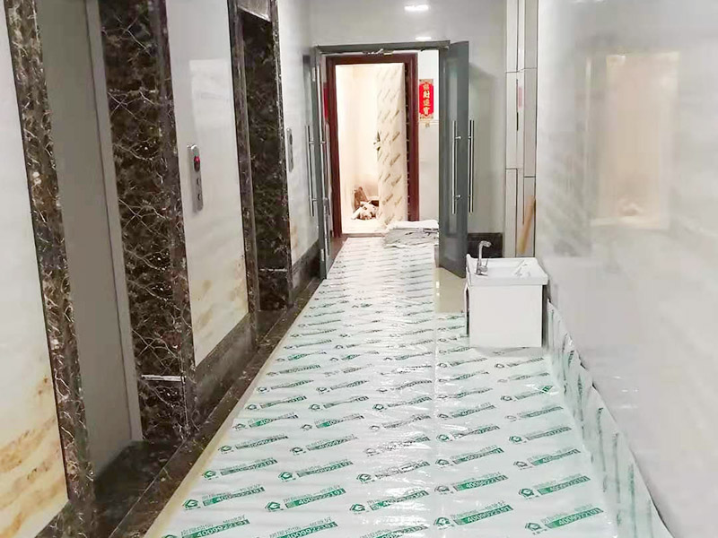 走廊保護裝修施工：各種裝修物料的進(jìn)場以及各種建筑裝修垃圾的清理，都會經(jīng)過入戶門，這些物品在搬運的過程中，難免會和入戶門發(fā)生磕碰，造成入戶門的磕碰劃傷，所以，第一個需要做好成品保護的地方就是入戶門。 做法：在裝修開工前直到家具進(jìn)場期間，都需要對入戶門進(jìn)行保護！可以使用成品保護膜將門包裹。