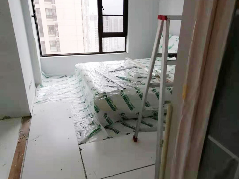 家具安裝成品保護入戶門扇用公司統(tǒng)一的門貼進行全面包裹保護，用透明膠帶將保護膜粘貼牢固平整。 用標準保護膜將門框三面保護完整并固定牢固。 工程完工后拆除保護膜時如果有粘貼時的膠痕，應用酒精或?qū)Ｓ玫那逦蹌┣宄z痕。 木地板施工前，將地面用吸塵器清理干凈。 木地板施工后，用產(chǎn)品自帶的防潮墊或標準保護在通道鋪貼進行保護。
