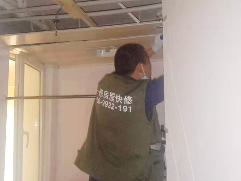 廚房管道改造：家裝管道系統(tǒng)施工：房子里明裝的管道,適合于土建的粉飾作業(yè)結(jié)束之后施行,配裝之前,需要幫助土建準(zhǔn)確的預(yù)留或者是預(yù)埋孔洞以及套管。 給水位置布置：明敷的給水立管宜布置在靠近用水量大的衛(wèi)生器具的墻角、墻邊或立柱旁。 給水系統(tǒng)布置三不：明敷的給水管不得穿越臥室、儲(chǔ)藏室以及煙道、風(fēng)道；給水管道不得緊挨熱； 給水立管距熱水器或者灶邊凈距不得小于400mm，當(dāng)條件不具備時(shí)，但最小凈距不得小于200mm。